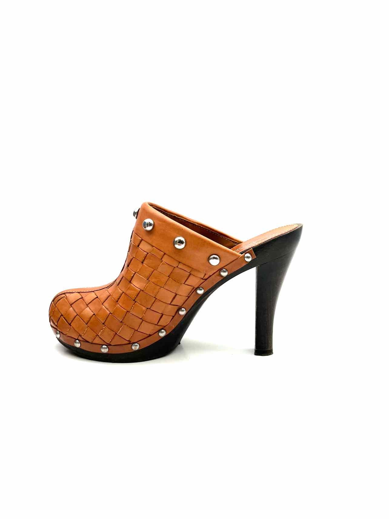 Hollywould Size 7? Tan/Silver Studded Woven W/ BOX!!! Shoes Clogs - Image 6