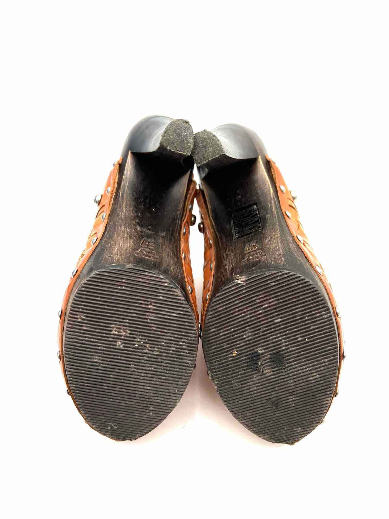 Hollywould Size 7? Tan/Silver Studded Woven W/ BOX!!! Shoes Clogs - Image 7